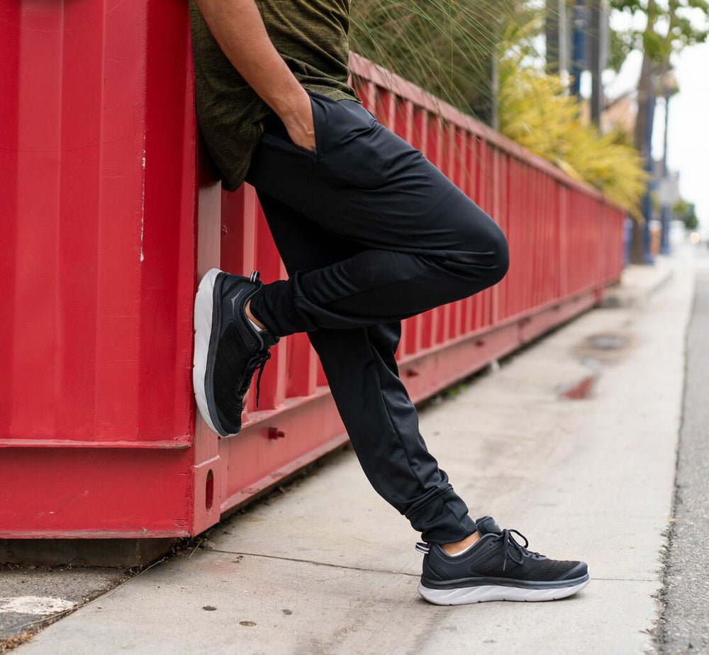 HOKA|Men's Akasa Black / Dark Shadow