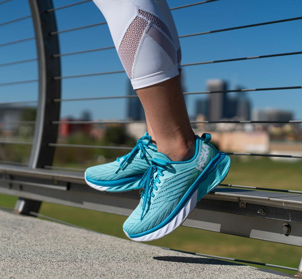 HOKA|Women's Arahi 4 Antigua Sand / Caribbean Sea