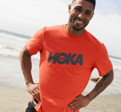 HOKA|Men's Brand Tee Fiesta