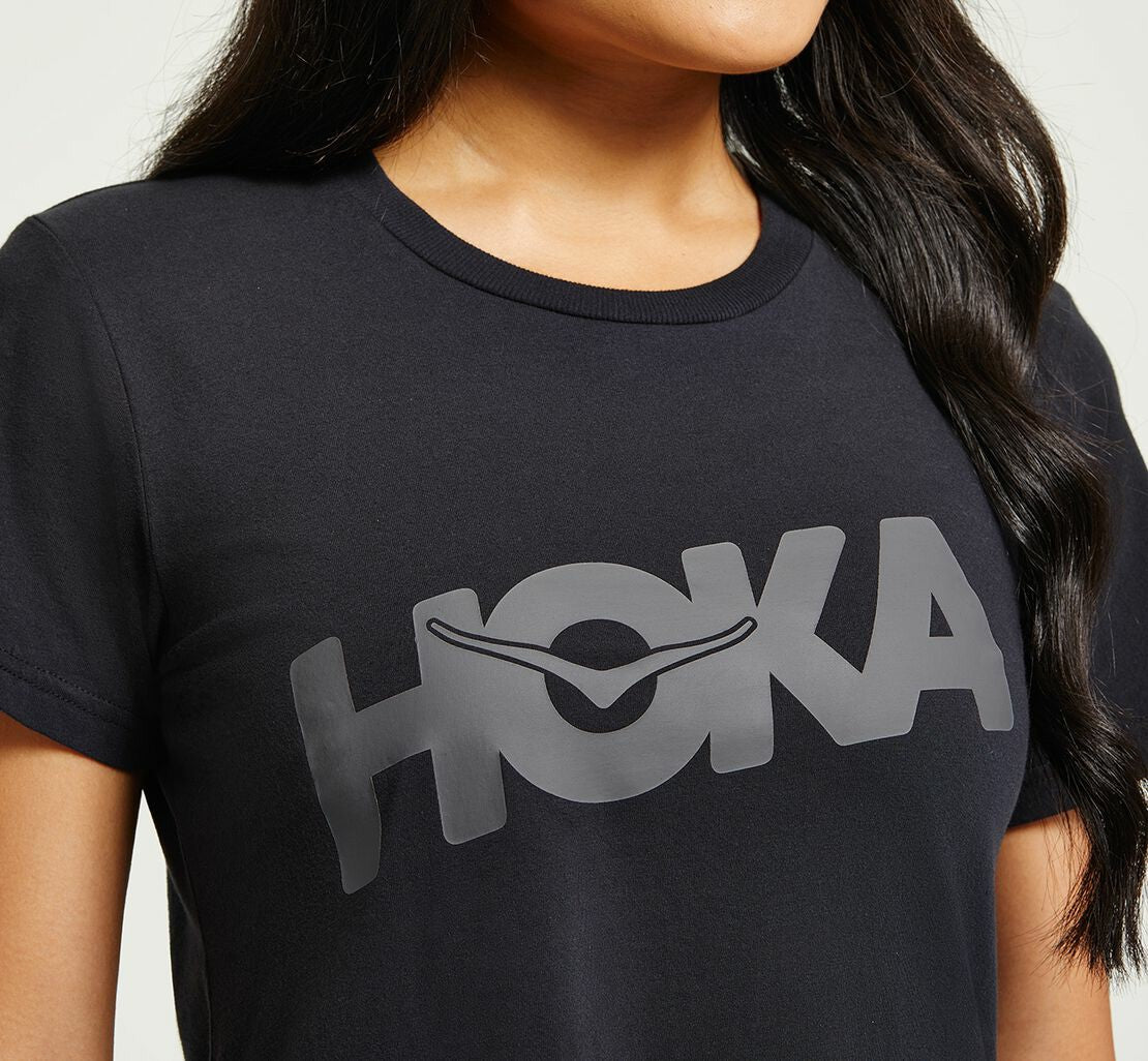 HOKA|Women's Brand Tee Black / Castlerock