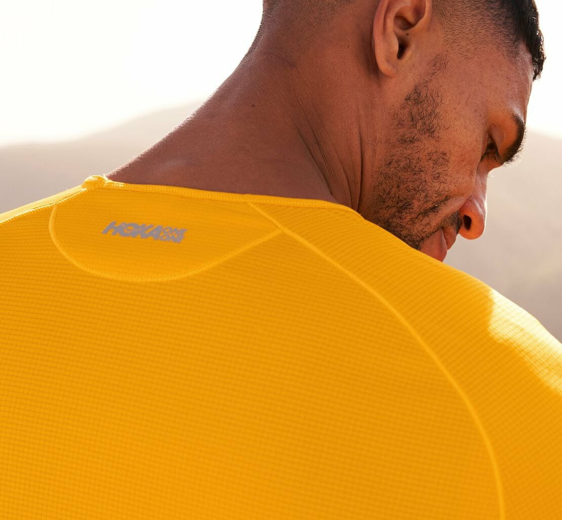 HOKA|Men's Wind Shirt Saffron